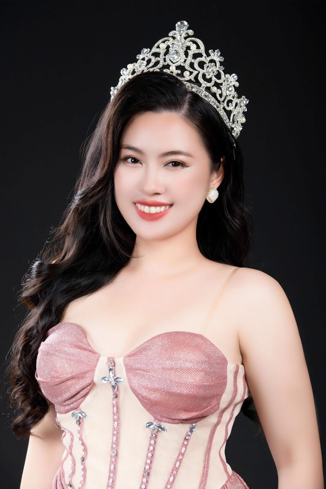 Vẻ đẹp hiện đại của người đẹp Hồng Nhung.