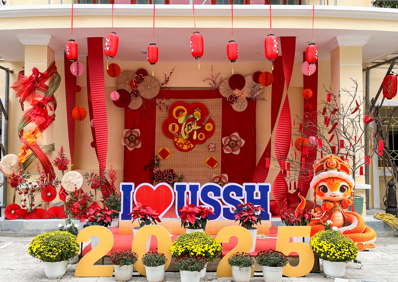 Không gian Tết Nguyên Đán được trang trí tuyệt đẹp tại Trường Đại học Khoa học Xã hội và Nhân văn, Đại học Quốc gia Hà Nội. (Nguồn: Phương Anh) Không gian Tết Nguyên Đán được trang trí tuyệt đẹp tại Trường Đại học Khoa học Xã hội và Nhân văn, Đại học Quốc gia Hà Nội. (Nguồn: Phương Anh)