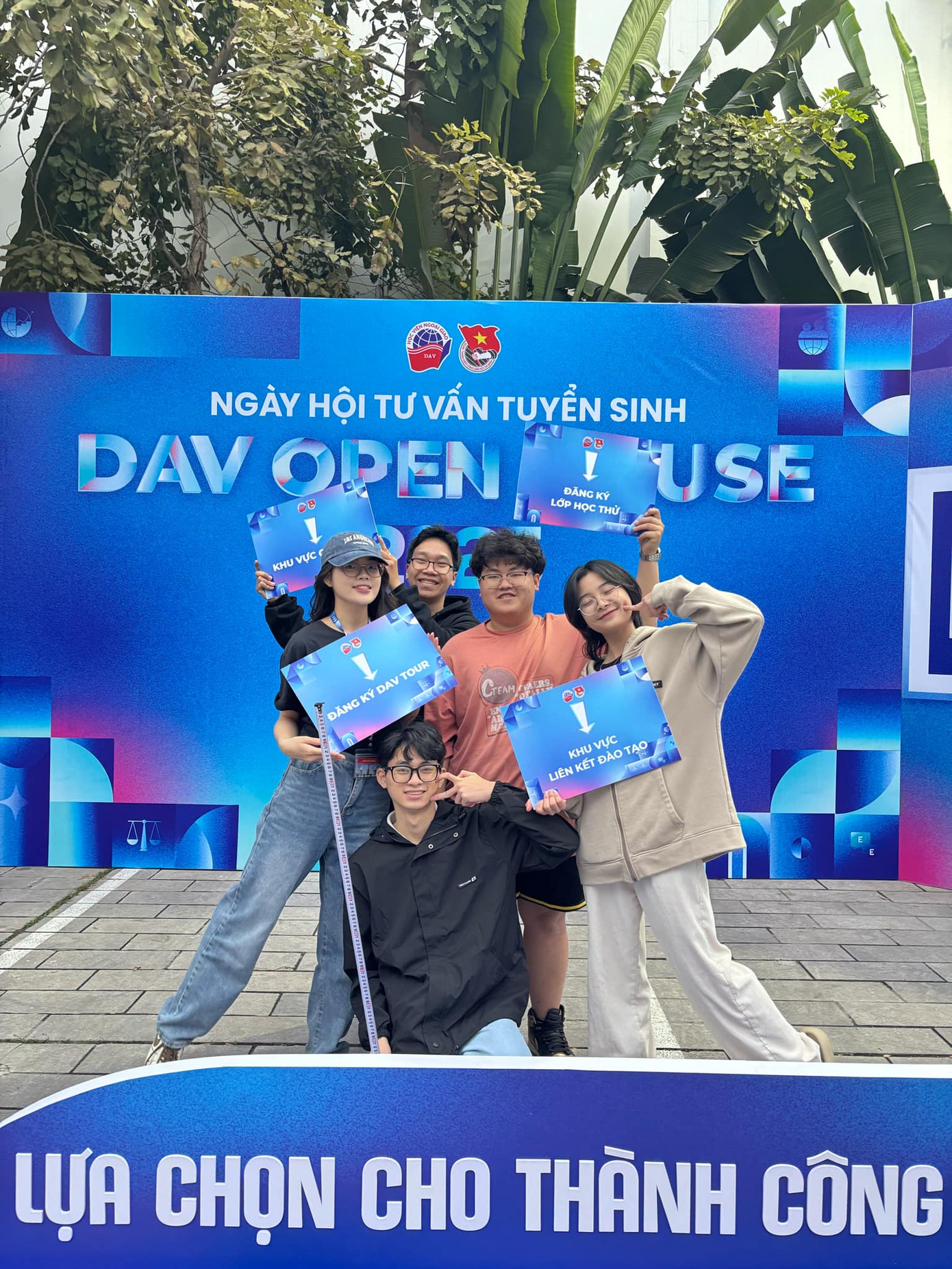 Huệ Anh (bên phải) cùng các bạn trong Ban Tổ chức DAV Open House. Huệ Anh (bên phải) cùng các bạn trong Ban Tổ chức DAV Open House.