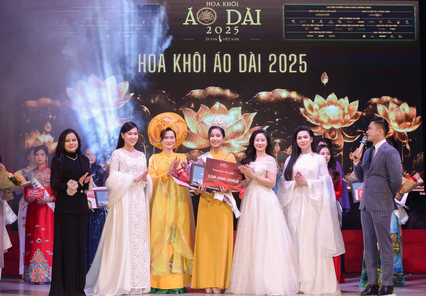 Nụ cười dịu dàng của Phương Hà trong đêm chung kết, đánh dấu thành quả của sự nỗ lực không ngừng.