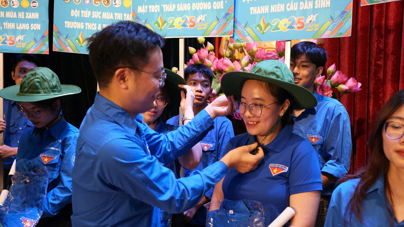 Đồng chí Nguyễn Văn Khởi – Bí thư Đoàn trường – trao mũ tai bèo cho các đội trưởng đội hình tình nguyện, thể hiện niềm tin và gửi gắm tinh thần trách nhiệm trước giờ lên đường thực hiện Chiến dịch Thanh niên Tình nguyện Hè 2025.