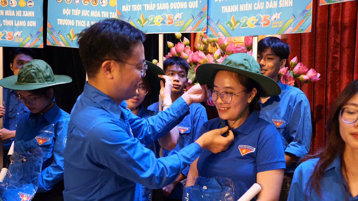 Đồng chí Nguyễn Văn Khởi – Bí thư Đoàn trường – trao mũ tai bèo cho các đội trưởng đội hình tình nguyện, thể hiện niềm tin và gửi gắm tinh thần trách nhiệm trước giờ lên đường thực hiện Chiến dịch Thanh niên Tình nguyện Hè 2025.