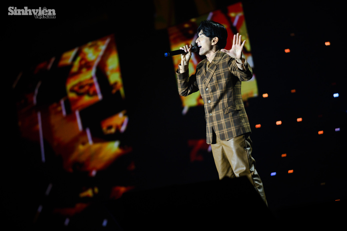 Khán giả sốc với &apos;visual hack tuổi&apos; của nam ca sĩ khi anh đã gần 50 tuổi.