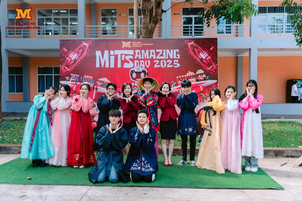 Không chỉ học hỏi về ngành nghề, học sinh còn tham gia các trò chơi dân gian, gian hàng ẩm thực và thử sức với minigame trúng thưởng giá trị.