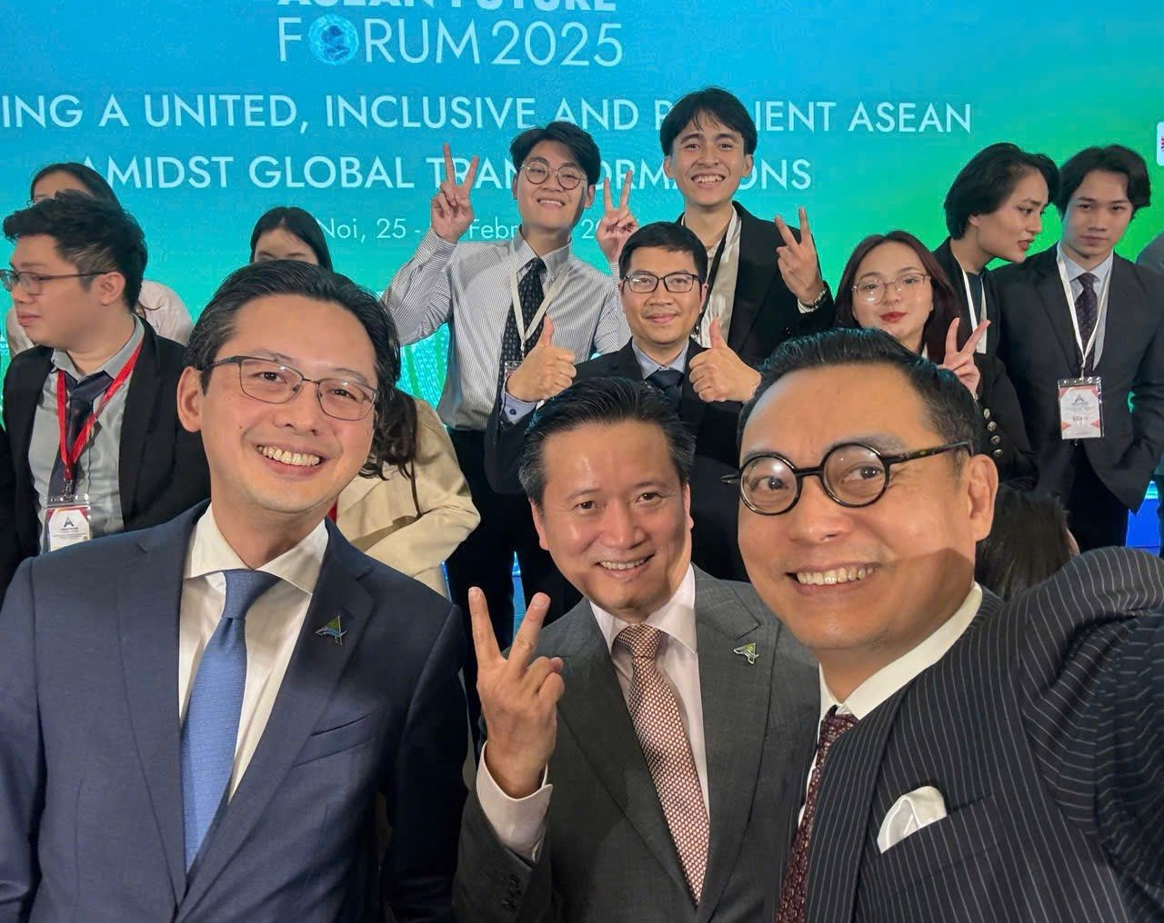 Các bạn TNV chụp ảnh cùng Thứ trưởng Bộ Ngoại giao Đỗ Hùng Việt, Đại sứ Nguyễn Trung Thành và Quyền Giám đốc Học viện Ngoại giao Nguyễn Hùng Sơn. Các bạn TNV chụp ảnh cùng Thứ trưởng Bộ Ngoại giao Đỗ Hùng Việt, Đại sứ Nguyễn Trung Thành và Quyền Giám đốc Học viện Ngoại giao Nguyễn Hùng Sơn.