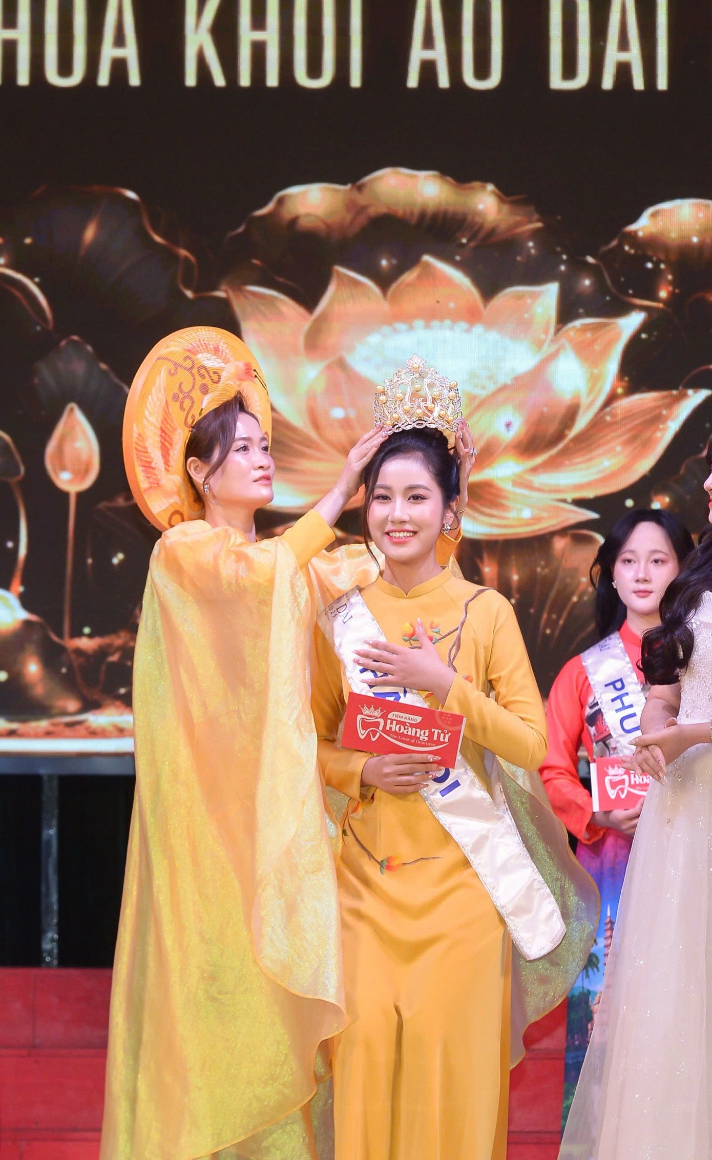 Phương Hà trong giây phút đầy xúc động khi được xướng tên Hoa khôi Áo dài Việt Nam 2025.