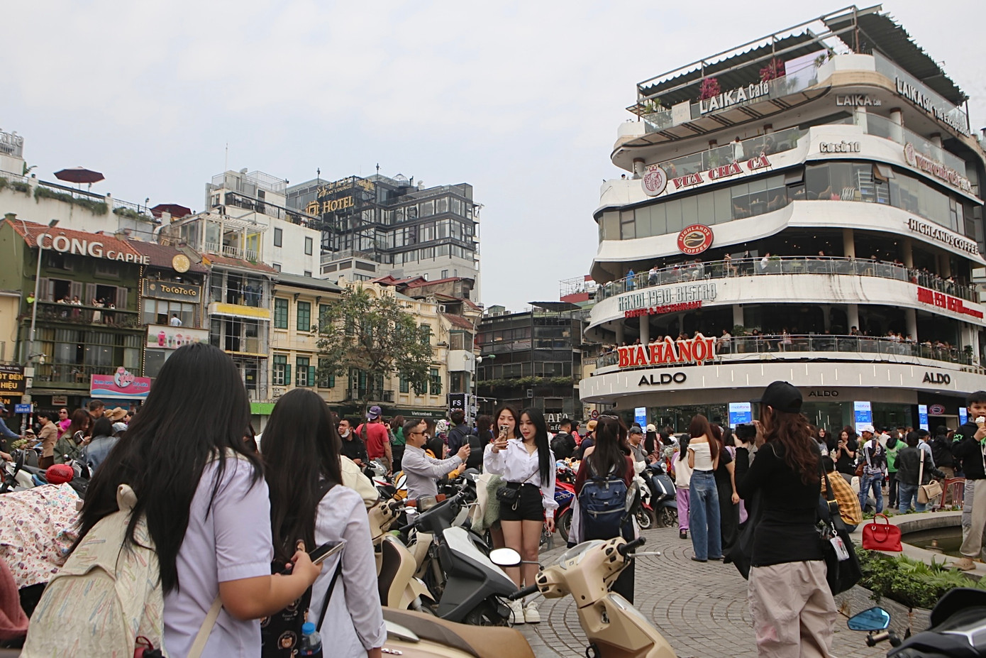 Đông đảo bạn trẻ check-in trước tòa nhà "Hàm cá mập". Đông đảo bạn trẻ check-in trước tòa nhà "Hàm cá mập".