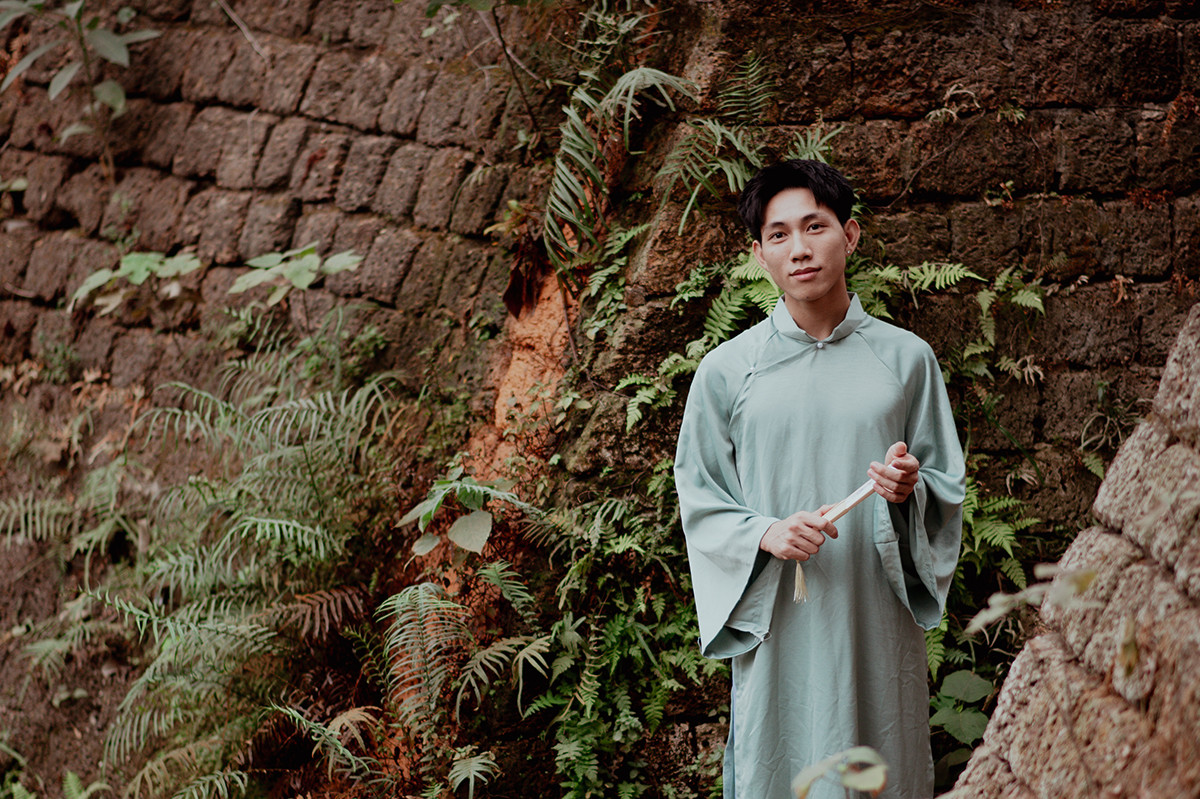 Dù con đường phía trước còn nhiều thử thách, Hòa vẫn bước đi với sự bình thản và quyết tâm.