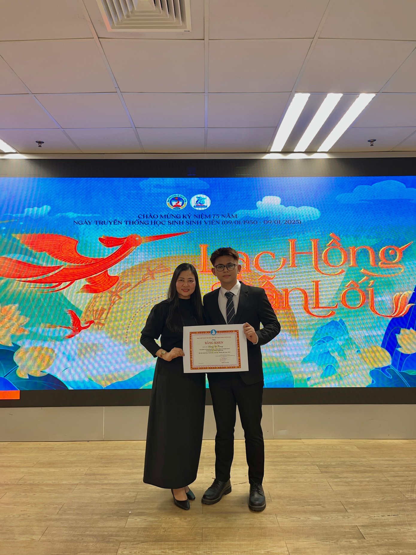 Dù sức khỏe không ở trạng thái tốt nhất nhưng Trung vẫn hoàn thành kỳ thi, giữ được kết quả học tập xuất sắc và nhận học bổng của trường. Dù sức khỏe không ở trạng thái tốt nhất nhưng Trung vẫn hoàn thành kỳ thi, giữ được kết quả học tập xuất sắc và nhận học bổng của trường.