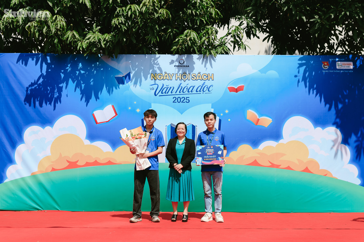 Điểm nhấn đặc biệt trong chương trình khai mạc còn là lễ trao giải cuộc thi sáng tác ấn phẩm truyền thông Phenikaa Student Council 2025 với chủ đề "Văn hóa học đường năm học 2024 - 2025". Cuộc thi ý nghĩa này được tổ chức nhằm khuyến khích sinh viên thể hiện nhận thức sâu sắc và những nét đẹp văn hóa học đường thông qua các sản phẩm truyền thông sáng tạo. Ban tổ chức đã vinh danh 12 tác phẩm xuất sắc nhất, các tác phẩm được đánh giá cao bởi khả năng truyền tải trọn vẹn thông điệp và tạo ấn tượng mạnh mẽ đối với người xem.