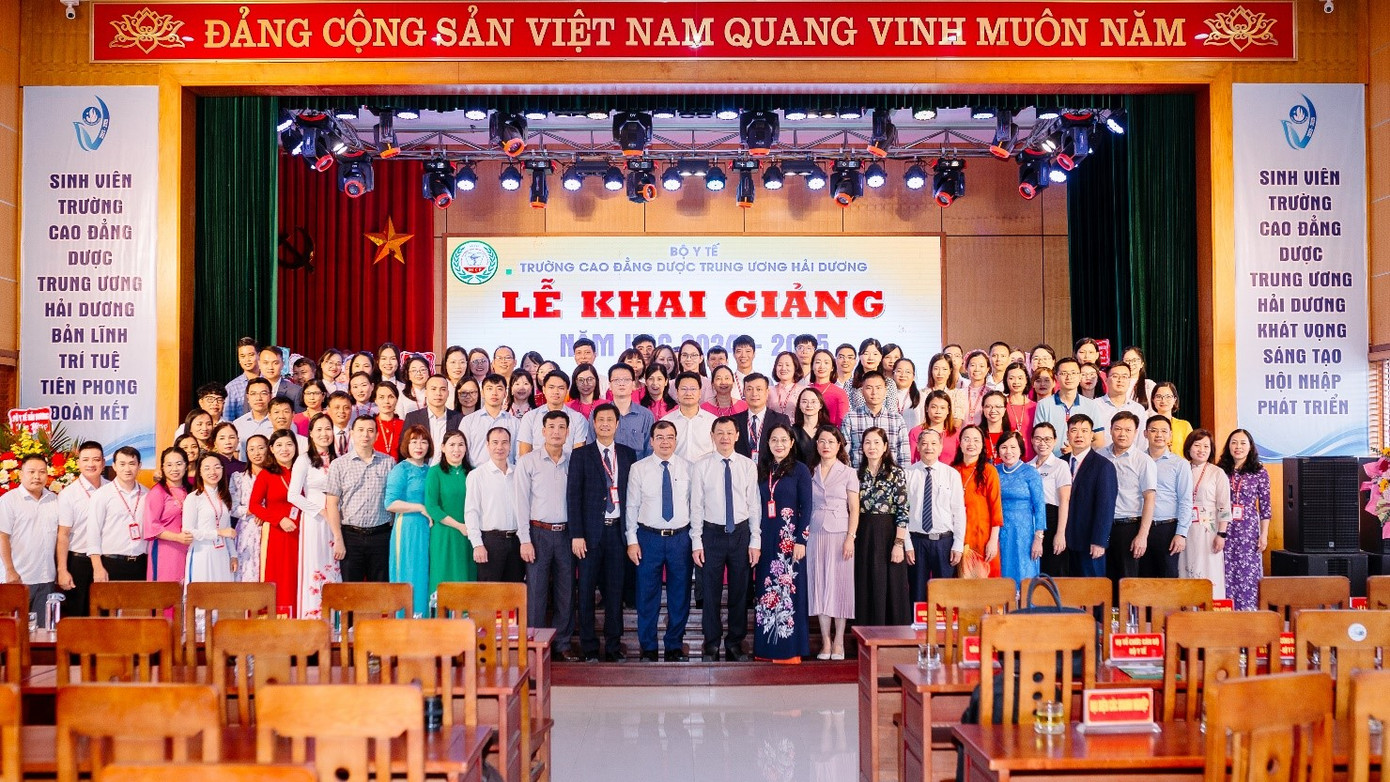 Cán bộ, giảng viên nhà trường trong ngày khai giảng năm học 2024-2025. Cán bộ, giảng viên nhà trường trong ngày khai giảng năm học 2024-2025.