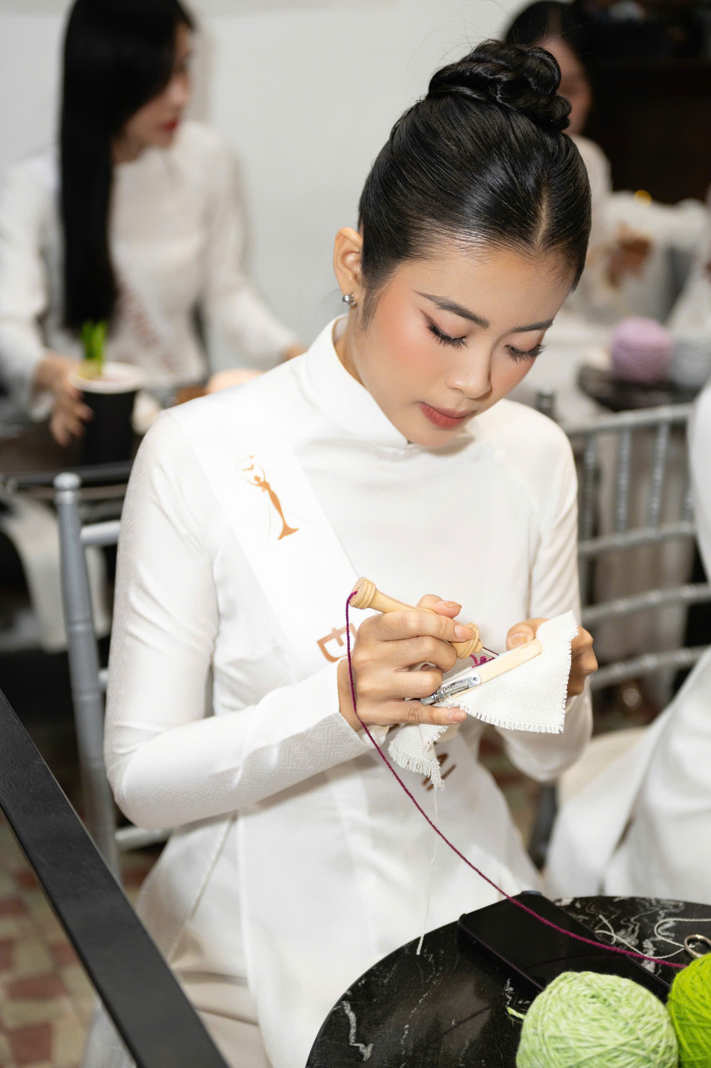 Trang được trải nghiệm “Thêu tranh vải” cùng Hoa hậu Trái Đất 2018 Nguyễn Phương Khánh và Top 25 thí sinh Hoa hậu Văn hóa Hữu nghị Quốc tế 2025. Trang được trải nghiệm “Thêu tranh vải” cùng Hoa hậu Trái Đất 2018 Nguyễn Phương Khánh và Top 25 thí sinh Hoa hậu Văn hóa Hữu nghị Quốc tế 2025.