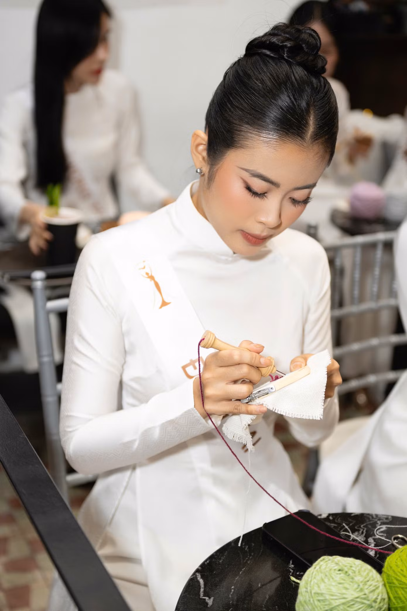 Trang được trải nghiệm “Thêu tranh vải” cùng Hoa hậu Trái Đất 2018 Nguyễn Phương Khánh và Top 25 thí sinh Hoa hậu Văn hóa Hữu nghị Quốc tế 2025.