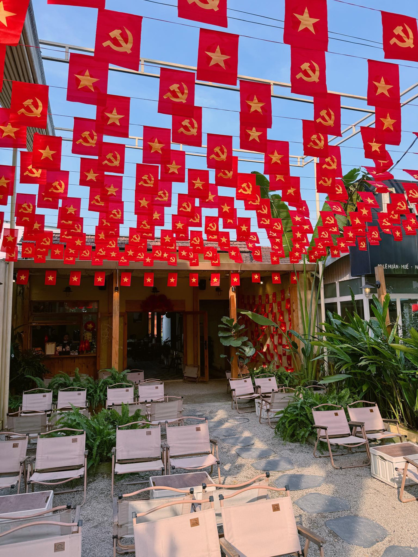 Cờ Tổ quốc và cờ Đảng được trang trí rực rỡ tại các quán cà phê. (Ảnh: Tiệm trà của TIEN) Cờ Tổ quốc và cờ Đảng được trang trí rực rỡ tại các quán cà phê. (Ảnh: Tiệm trà của TIEN)