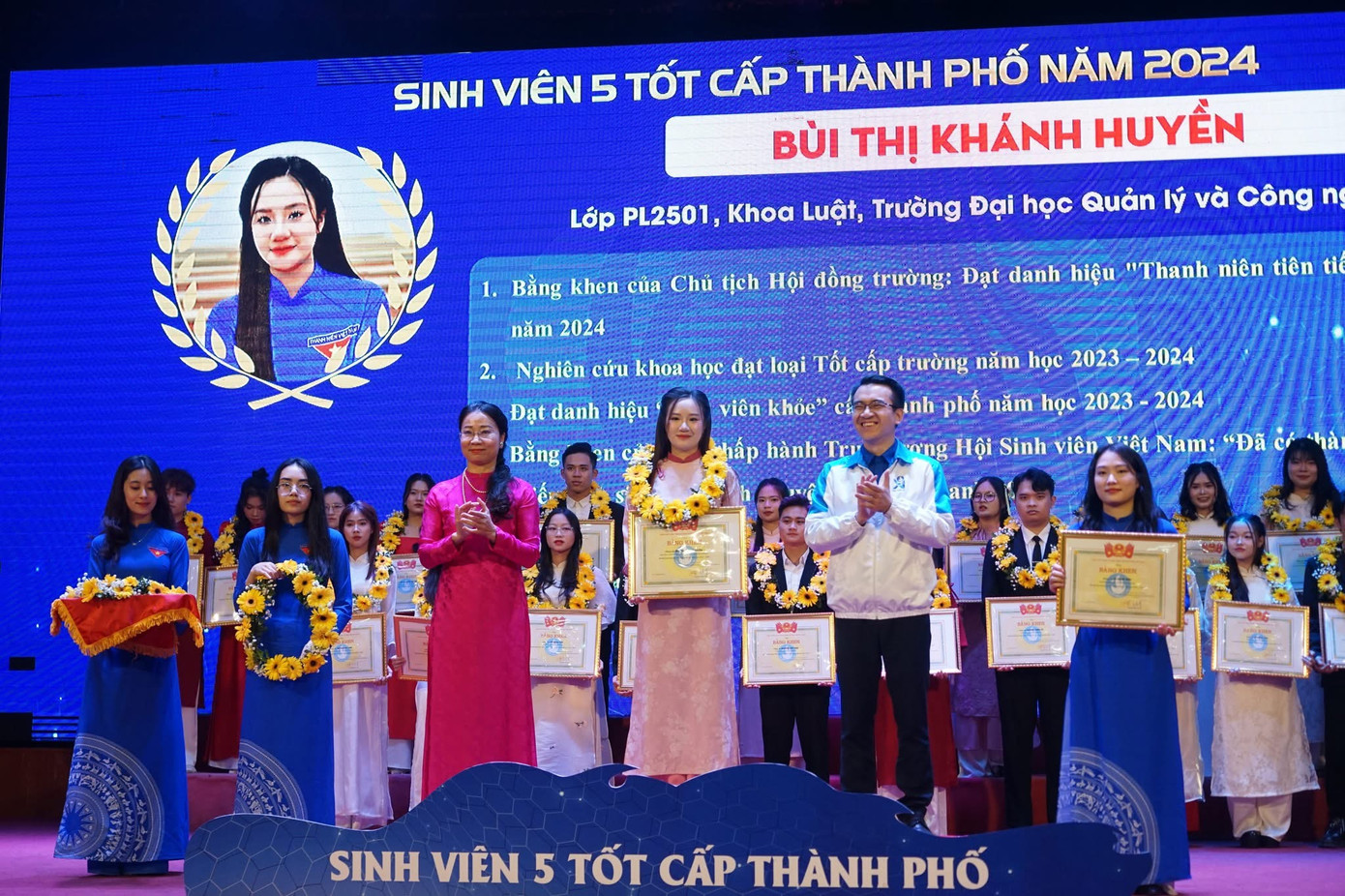 Khánh Huyền đạt danh hiệu Sinh viên 5 tốt cấp thành phố năm 2024. Khánh Huyền đạt danh hiệu Sinh viên 5 tốt cấp thành phố năm 2024.
