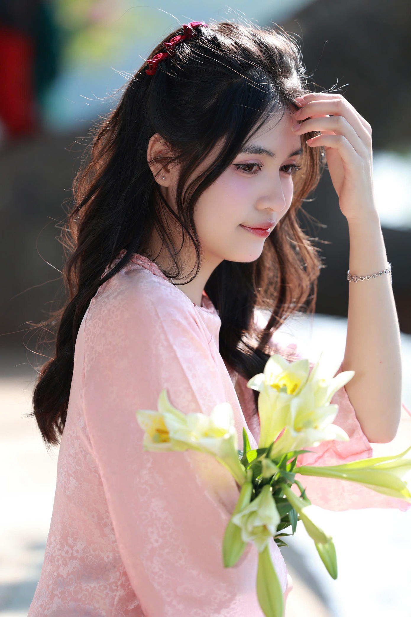 Vượt qua sự tự ti, Hải Yến ngày càng khẳng định mình, từ cô học sinh nhút nhát trở thành Hoa khôi Thanh lịch, một hình mẫu của sự nỗ lực và thay đổi.