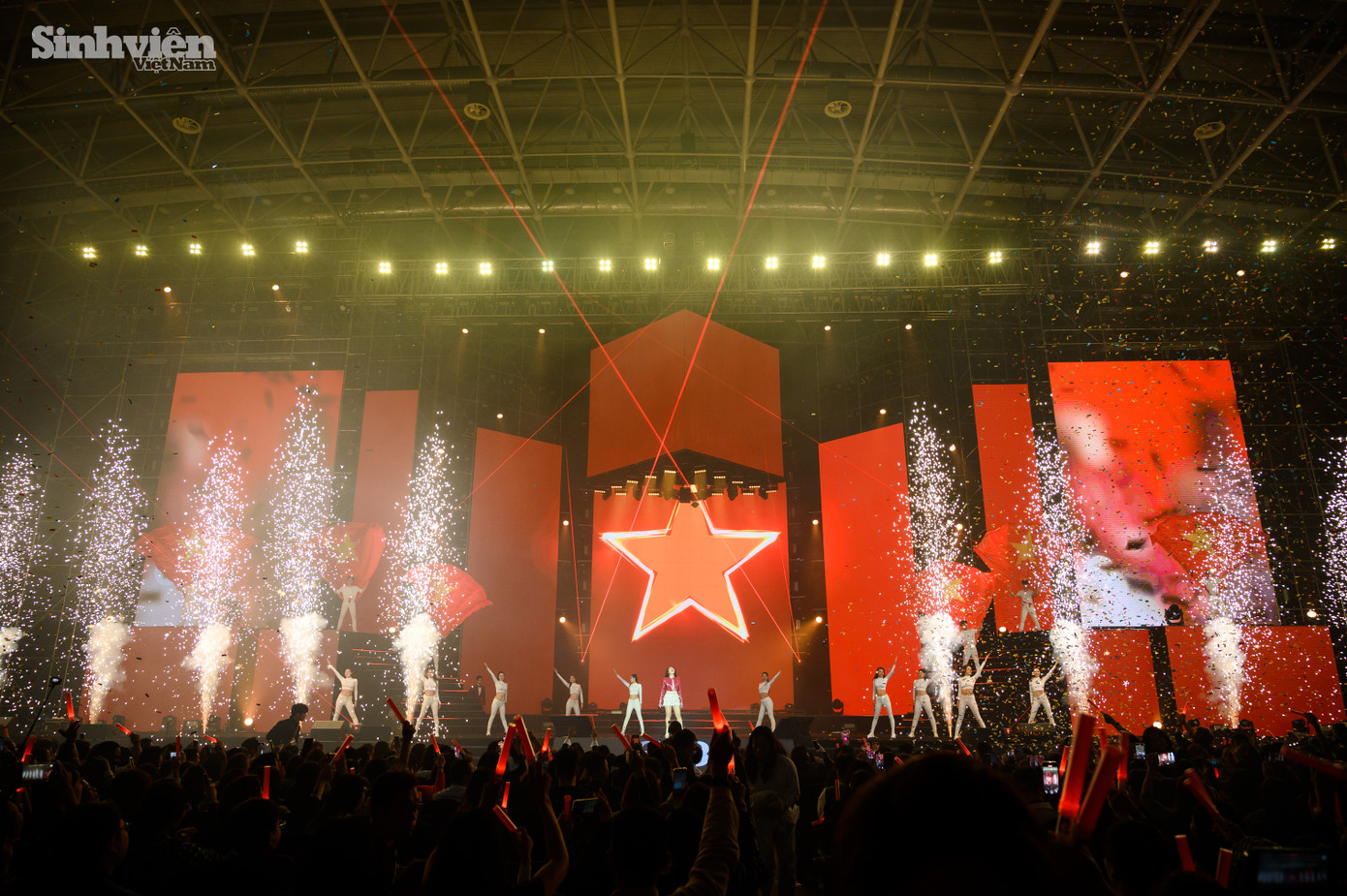 Đêm diễn khép lại với màn thể hiện bùng nổ của Mỹ Tâm.