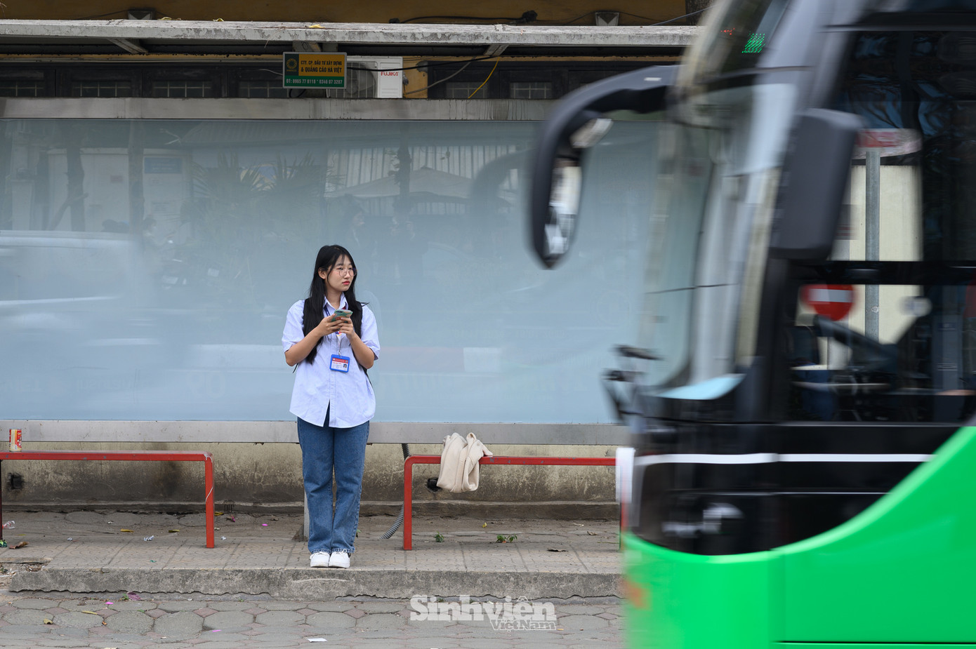 Hằng ngày, Quỳnh Anh đi xe buýt đến trường, len lỏi trong dòng người đông đúc chốn Thủ đô. Những buổi sáng se lạnh khiến cô nhớ da diết những ngày nắng ấm ở quê nhà.