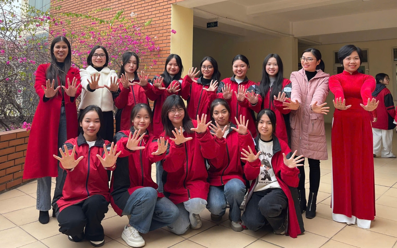 Liên (hàng dưới, ngoài cùng bên trái) cùng các cô giáo phụ trách và thành viên đội tuyển Địa lý tại Lễ ra quân thi chọn học sinh giỏi quốc gia của tỉnh Bắc Giang năm học 2024 - 2025.