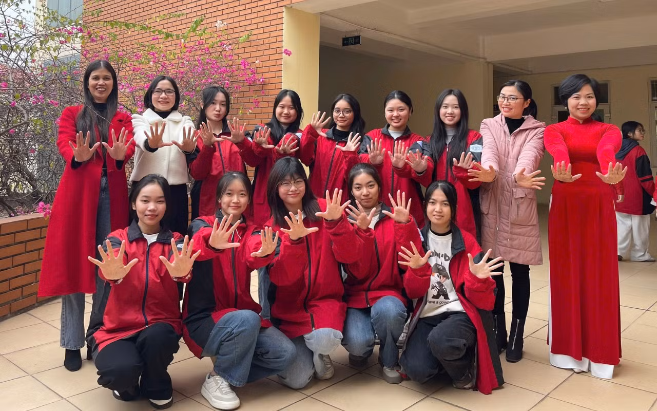Liên (hàng dưới, ngoài cùng bên trái) cùng các cô giáo phụ trách và thành viên đội tuyển Địa lý tại Lễ ra quân thi chọn học sinh giỏi quốc gia của tỉnh Bắc Giang năm học 2024 - 2025.
