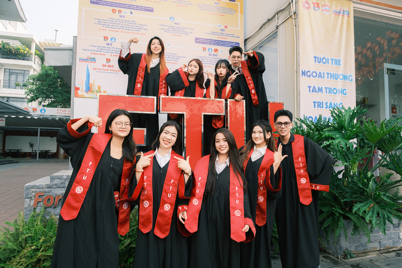 Một lần đứng lại, để thanh xuân được nhìn rõ hơn. Trong khoảnh khắc tưởng chừng lướt qua ấy, Phương Thiên nhận ra: mình đang đứng ở giao lộ đẹp nhất đời – nơi tuổi trẻ vừa rực rỡ, vừa sắp sửa khép lại.