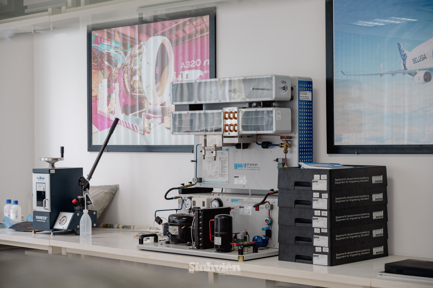 Một góc nghiên cứu trong Phòng thí nghiệm thực hành Hàng không tại USTH. (Ảnh: Lê Vượng) Một góc nghiên cứu trong Phòng thí nghiệm thực hành Hàng không tại USTH. (Ảnh: Lê Vượng)