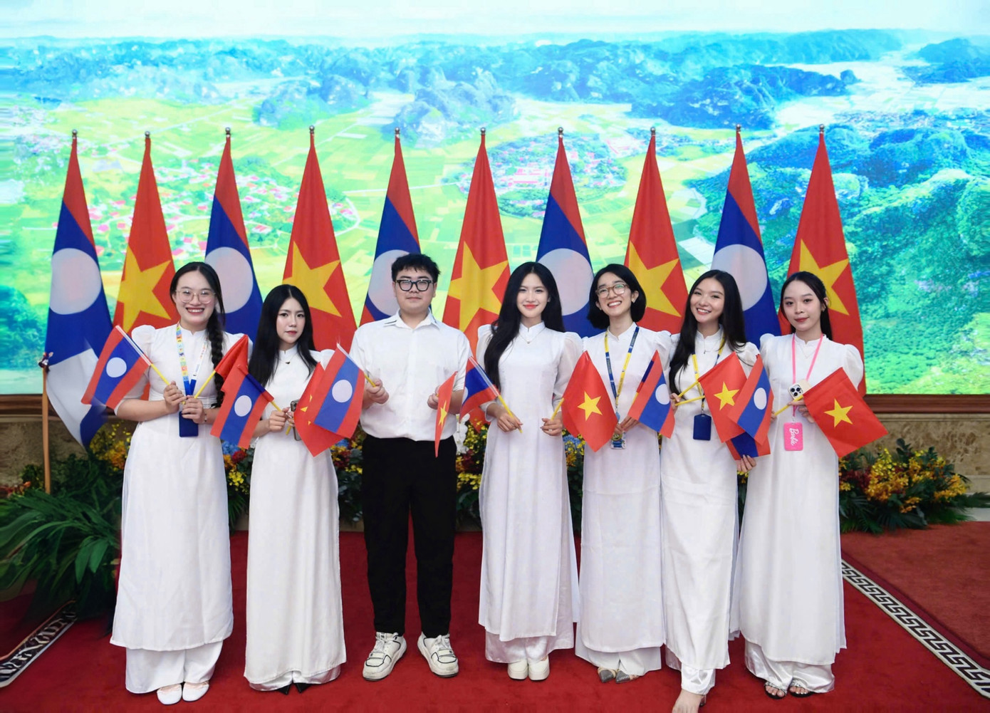 Anh Khoa cùng các bạn tại văn phòng Chính phủ trong buổi đón tiếp và gặp mặt Tổng Bí thư Lào sang thăm Việt Nam.