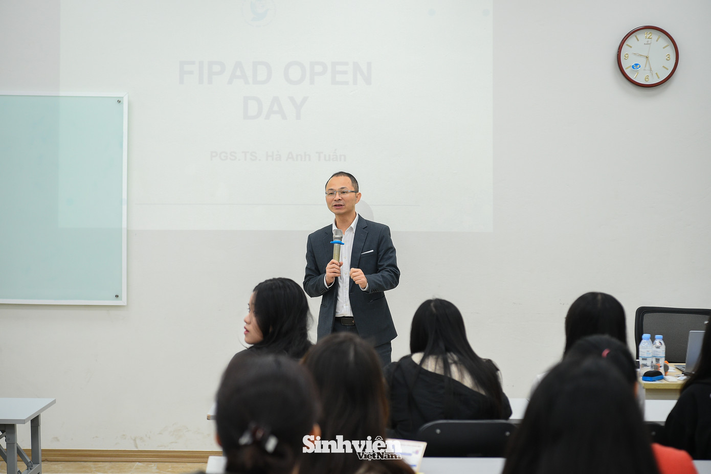 Một điểm nhấn đặc biệt của ngày hội là các lớp học mô phỏng, mang đến trải nghiệm chân thực về từng chuyên ngành tại Học viện. Lớp học của Khoa Chính trị Quốc tế và Ngoại giao, dưới sự hướng dẫn trực tiếp của PGS.TS Hà Anh Tuấn - Quyền Trưởng khoa, đã thu hút đông đảo các bạn trẻ tham gia, với những màn tương tác sôi nổi và đầy hứng thú.