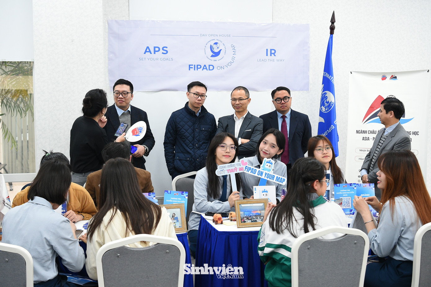 Học viện Ngoại giao bố trí hai phòng tư vấn chuyên biệt, với đội ngũ cán bộ, giảng viên và sinh viên giàu kinh nghiệm, sẵn sàng giải đáp mọi thắc mắc và cung cấp thông tin tuyển sinh chính xác nhất.