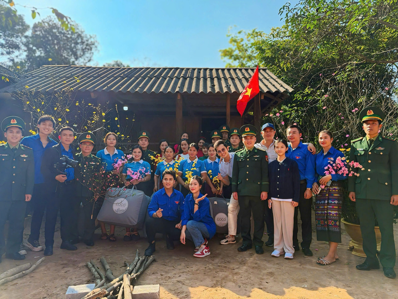 Ca sĩ Hồ Văn Kãnh cùng ê-kíp chương trình đặt chân đến cửa khẩu Cha Lo, khởi đầu một hành trình ý nghĩa. Ca sĩ Hồ Văn Kãnh cùng ê-kíp chương trình đặt chân đến cửa khẩu Cha Lo, khởi đầu một hành trình ý nghĩa.