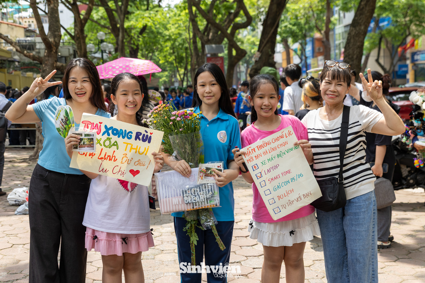 Tại điểm thi THPT Phan Đình Phùng, phụ huynh và người thân chuẩn bị hoa và quà chúc mừng các sĩ tử đã hoàn thành kỳ thi.