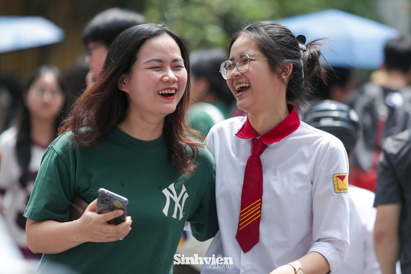 Tại điểm thi Trường THPT Phan Đình Phùng, các sĩ tử rời phòng thi với nụ cười rạng rỡ, nhiều thí sinh tự tin đạt điểm trên 8.