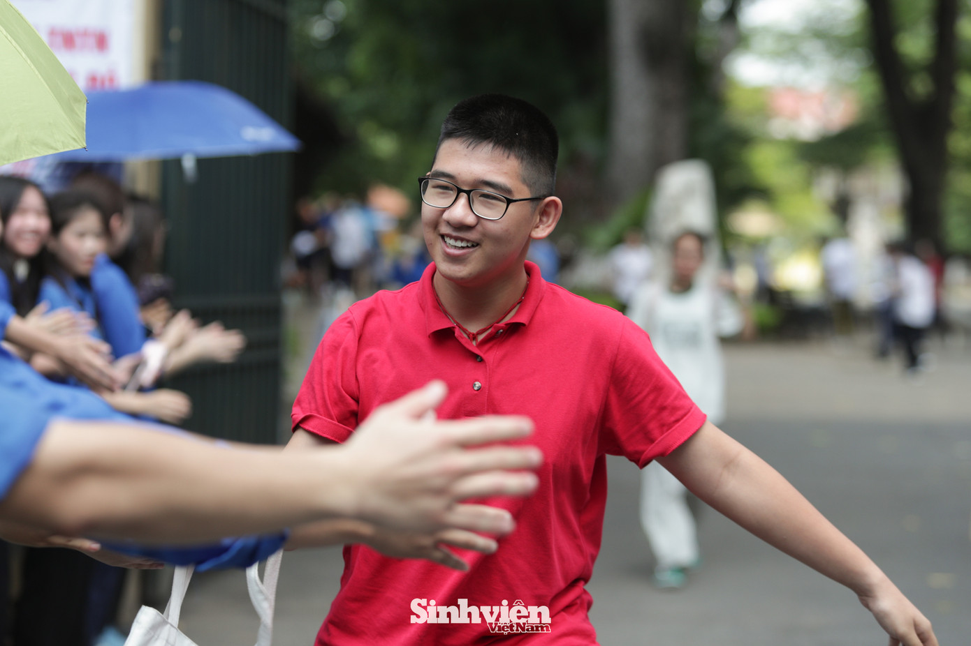 Tại điểm thi Trường THPT Phan Đình Phùng, các sĩ tử rời phòng thi với nụ cười rạng rỡ, nhiều thí sinh tự tin đạt điểm trên 8.