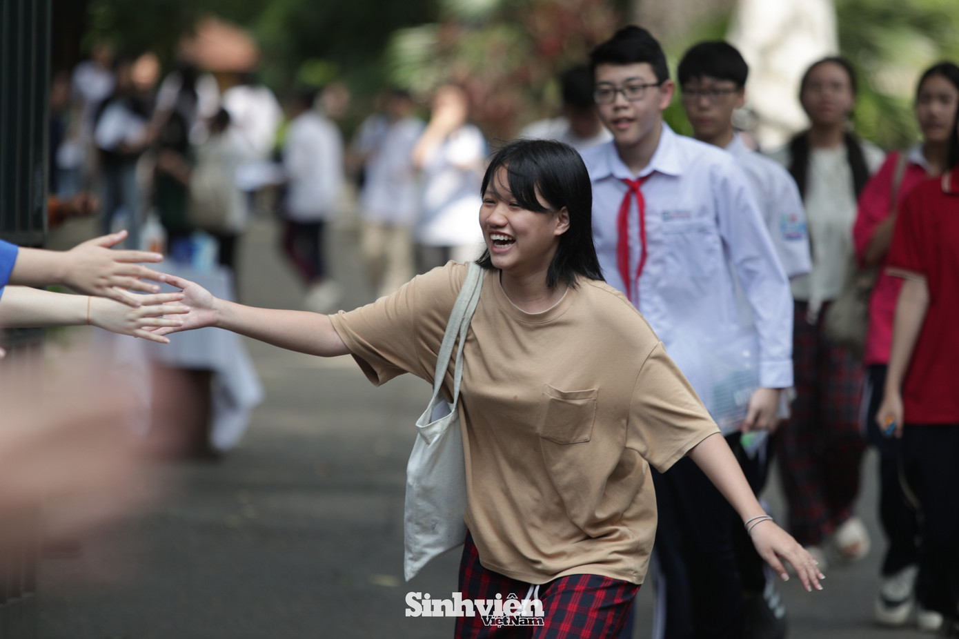 Ghi nhận tại các điểm thi là những cảm xúc vỡ òa, trái ngược: có những nụ cười rạng rỡ vì đã trút bỏ được gánh nặng, nhưng cũng có không ít giọt nước mắt tiếc nuối của các thí sinh cho rằng mình làm bài chưa được như ý.