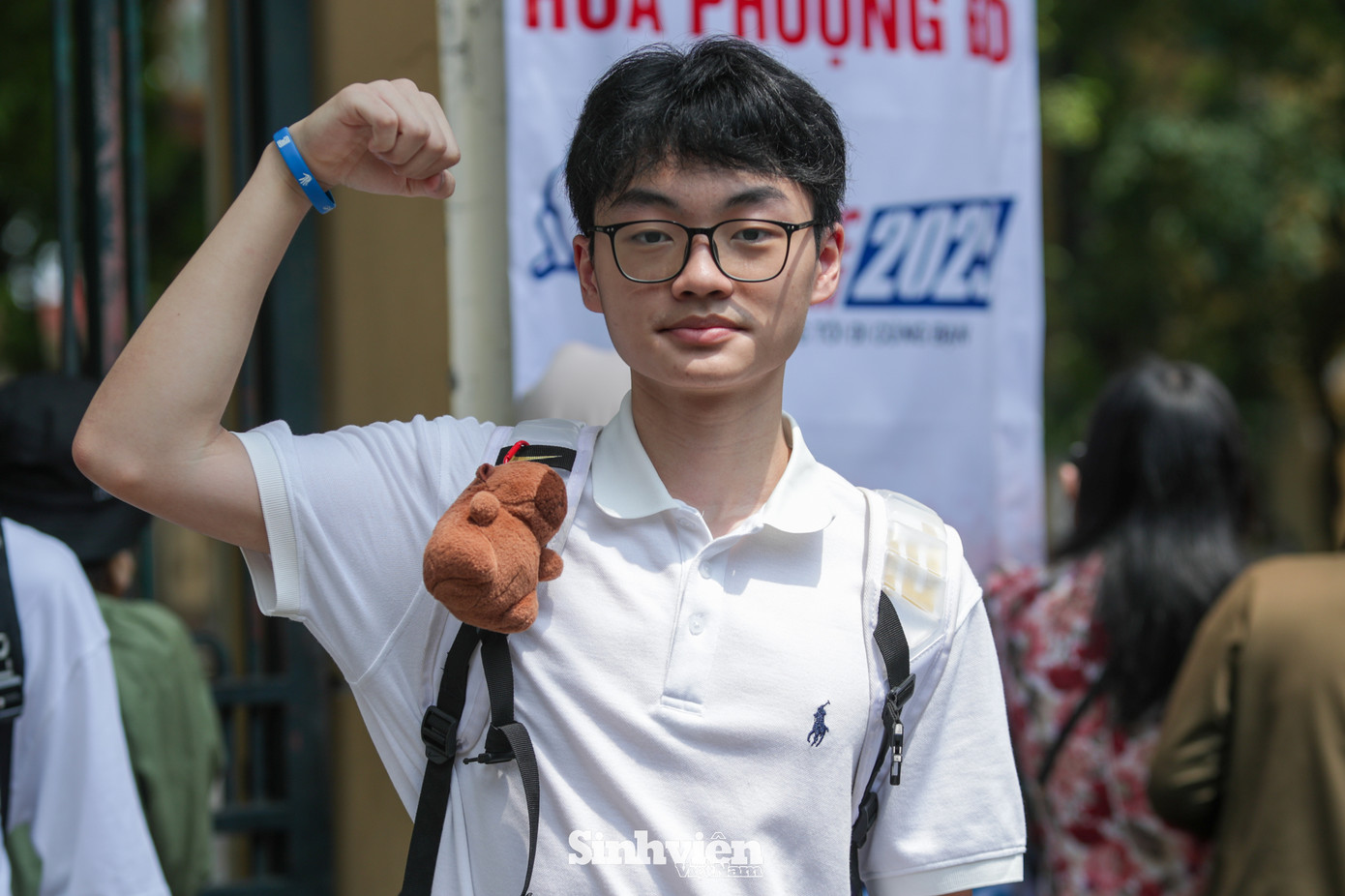 Em Huy Tùng - học sinh Trường THCS Nguyễn Trường Tộ chia sẻ: "Em thấy đề toán khá vừa sức, không có parabol và vi-ét. Ở trường em được ôn tổng quát tất cả các dạng nên đề thi không có yếu tố bất ngờ với em. Giờ em đang thấy rất vui và bớt được nhiều phần áp lực."