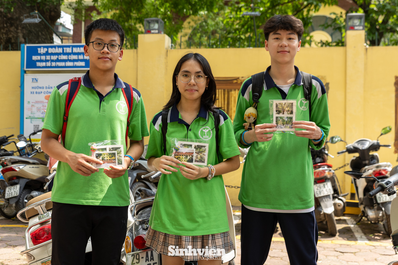 Chung nhận định đề thi vừa sức và bám sát kiến thức đã học, em Linh Đan, Huy Dương và Đinh Huy (Trường THCS Thực nghiệm) đều tỏ ra rất tự tin. "Em thấy đề còn cơ bản hơn những đề em đã ôn luyện ở nhà nên làm bài rất tốt," Linh Đan chia sẻ và tự tin bài làm của mình có thể đạt trên 9 điểm. Tương tự, em Đinh Duy cũng cho rằng đề không quá khó và dù có một vài sai sót nhỏ đáng tiếc, em vẫn chắc chắn đạt trên 8 điểm.