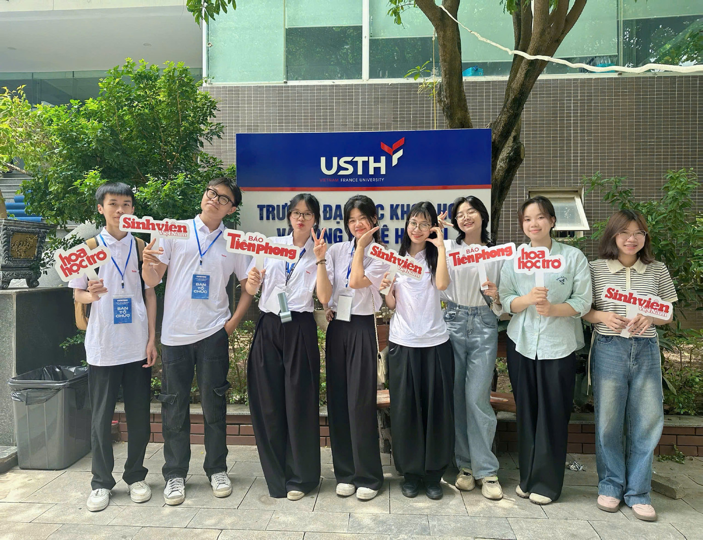 Huyền Trang (thứ hai từ phải sang) cùng các bạn thực tập sinh khác tại sự Ngày hội tuyển sinh khối các ngành Khoa học và Công nghệ.