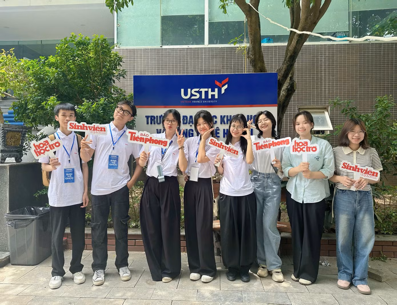 Huyền Trang (thứ hai từ phải sang) cùng các bạn thực tập sinh khác tại sự Ngày hội tuyển sinh khối các ngành Khoa học và Công nghệ.