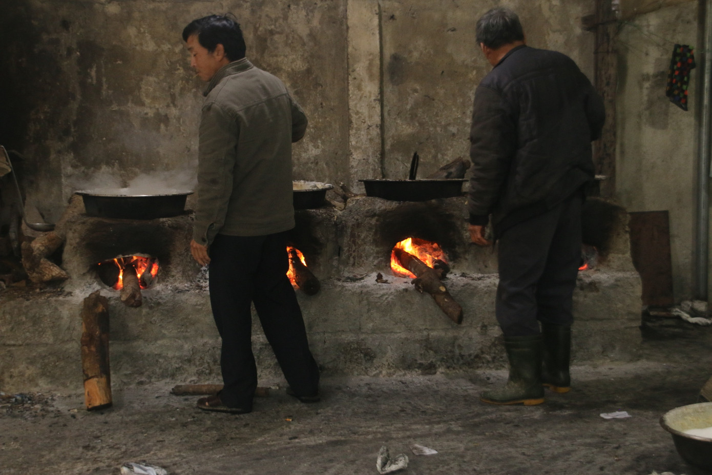 Những người thợ miệt mài canh mứt gừng chờ Tết.