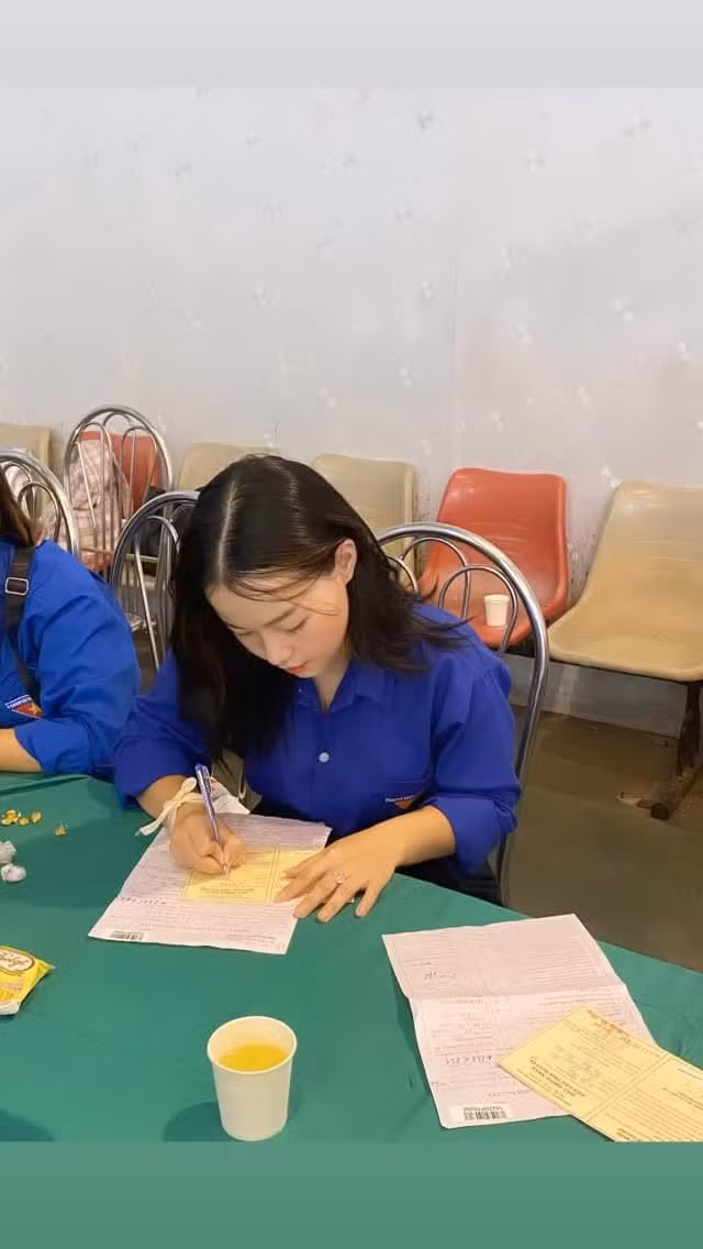 Nữ sinh hỗ trợ hoạt động hiến máu tình nguyện.