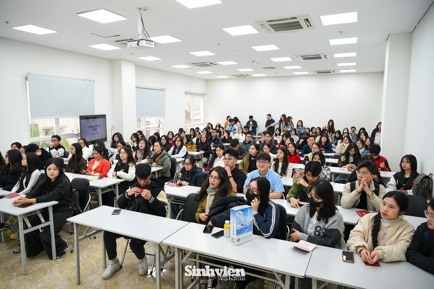 Mỗi ngành học đều mang đến lớp học mô phỏng riêng biệt, mở ra cơ hội &apos;học thử&apos; đa dạng cho các bạn học sinh. Đây là dịp lý tưởng để các bạn tự mình khám phá, trải nghiệm và định hướng nghề nghiệp tương lai. Dù chỉ kéo dài 30 phút, mỗi lớp học đều đọng lại những kinh nghiệm quý báu và truyền cảm hứng từ các giảng viên, giúp các bạn có thêm động lực và hành trang vững chắc.