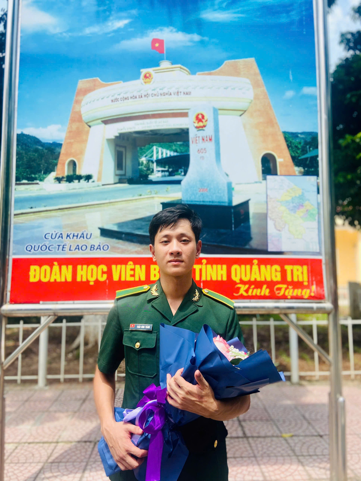 Trần Đình Thành (sinh năm 2001) tốt nghiệp Học viện Biên phòng, hiện đang công tác tại Quảng Trị. Trần Đình Thành (sinh năm 2001) tốt nghiệp Học viện Biên phòng, hiện đang công tác tại Quảng Trị.