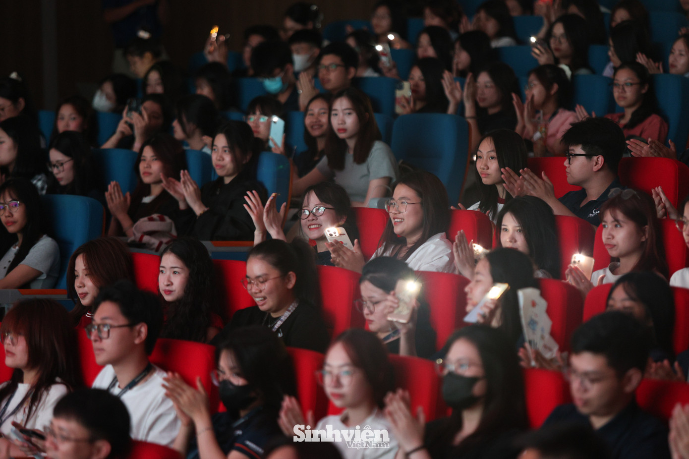 Hai màu sắc âm nhạc độc đáo đã quyện hòa một cách xuất sắc, kiến tạo nên một "bữa tiệc" đa chiều, nơi sức nóng không chỉ đến từ sân khấu mà còn lan tỏa từ sự cổ vũ không ngớt của gần 1000 sinh viên Phenikaa.