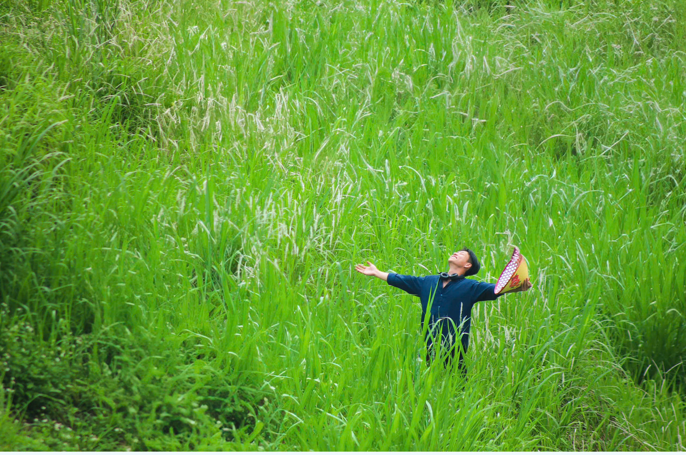 “Mỗi ngày tỉnh dậy, lại phải đóng vai một người rất ổn. Nhưng đến tối, cảm giác trống rỗng lại quay lại như cũ.” – Quang Hải kể về những tháng ngày sống giữa thủ đô. “Mỗi ngày tỉnh dậy, lại phải đóng vai một người rất ổn. Nhưng đến tối, cảm giác trống rỗng lại quay lại như cũ.” – Quang Hải kể về những tháng ngày sống giữa thủ đô.