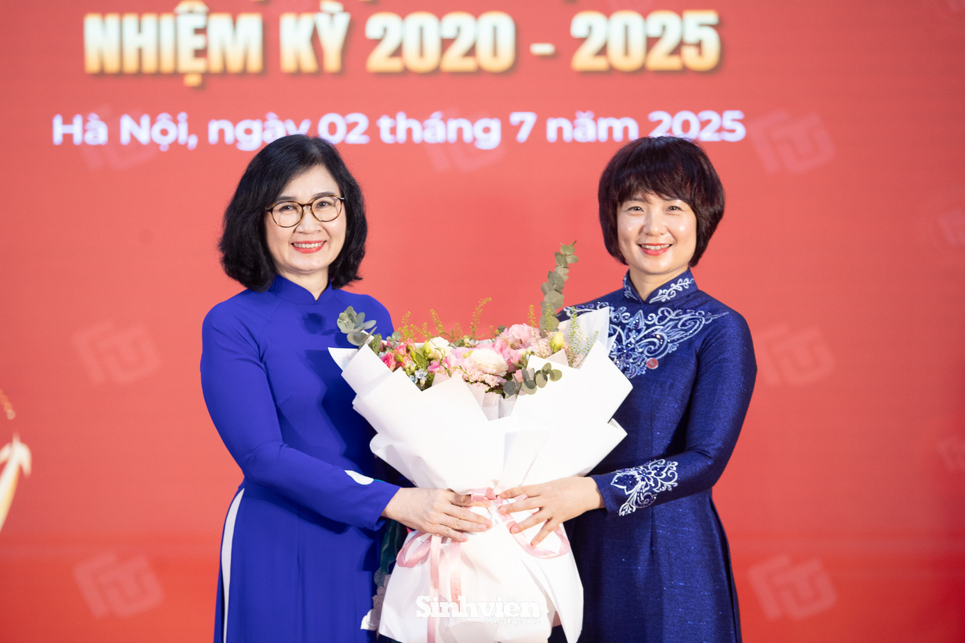 PGS.TS Lê Thị Thu Thủy - Chủ tịch Hội đồng Trường gửi lời Chúc mừng tới PGS. TS Phạm Thu Hương, đồng thời bày tỏ tin tưởng rằng ở vị trí công tác mới PGS.TS Phạm Thu Hương sẽ tiếp tục phát huy kinh nghiệm, bản lĩnh để cống hiến cho sự phát triển của Nhà trường. PGS.TS Lê Thị Thu Thủy - Chủ tịch Hội đồng Trường gửi lời Chúc mừng tới PGS. TS Phạm Thu Hương, đồng thời bày tỏ tin tưởng rằng ở vị trí công tác mới PGS.TS Phạm Thu Hương sẽ tiếp tục phát huy kinh nghiệm, bản lĩnh để cống hiến cho sự phát triển của Nhà trường.