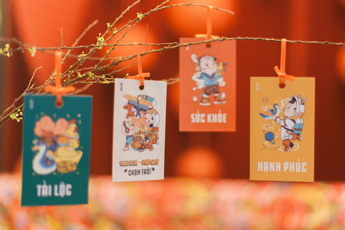 Những món quà Tết như các phong bao lì xì giới hạn với thiết kế mới lạ, cá nhân hóa mà vẫn truyền thống chính là những món quà mà Gen Z đổ xô săn lùng trong những năm gần đây. Ảnh: Lê Hồng Thắng.