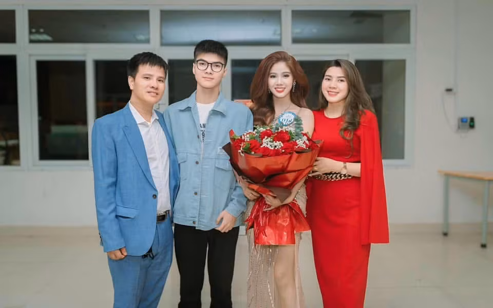 Phương Anh nhận giải Khuyến Khích tại cuộc thi Sinh viên Y Dược Hải Phòng Thanh Lịch 2024.