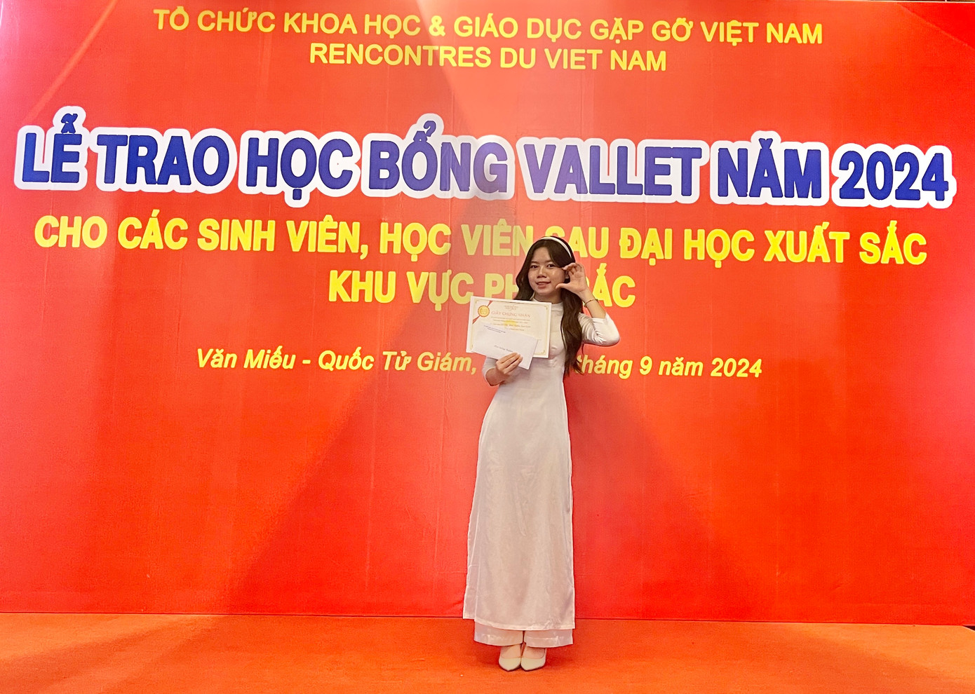 Mai Ngân vinh dự trở thành 1 trong 6 sinh viên tài năng của trường nhận học bổng danh giá Vallet tại Văn Miếu Quốc Tử Giám.
