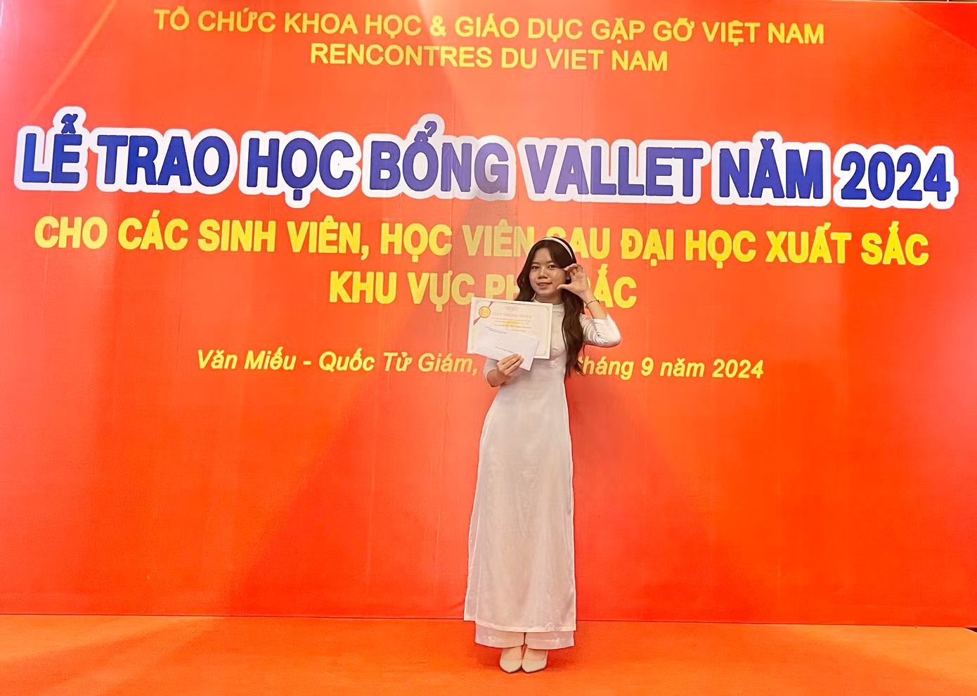 Mai Ngân vinh dự trở thành 1 trong 6 sinh viên tài năng của trường nhận học bổng danh giá Vallet tại Văn Miếu Quốc Tử Giám. Mai Ngân vinh dự trở thành 1 trong 6 sinh viên tài năng của trường nhận học bổng danh giá Vallet tại Văn Miếu Quốc Tử Giám.