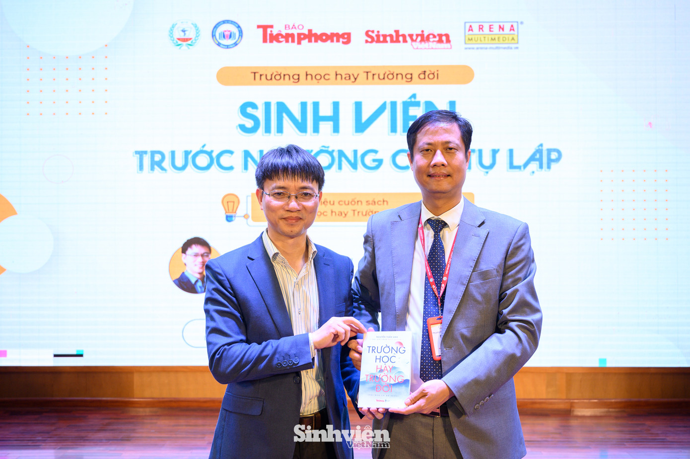 Nhà báo Nguyễn Tuấn Anh ký tặng cuốn sách "Trường học hay Trường đời" cho TS Trần Bá Kiên.